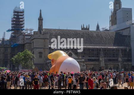 La place du parlement, Londres, Royaume-Uni. 13 juillet, 2018. Anti-Trump manifestations à Londres le coup d'envoi avec l'élevage d'un Blimp Trump orange portant une commode à langer et la tenue d'un téléphone mobile comme le président américain visite le Royaume-Uni. Credit : Malcolm Park/Alamy Live News. Banque D'Images