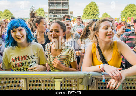 Henham Park, Suffolk, UK. 13 juillet 2018. La femme d'effectuer sur l'Obélisque étape - La Latitude 2018 Festival, Henham Park. Suffolk 13 Juillet 2018 Crédit : Guy Bell/Alamy Live News Banque D'Images