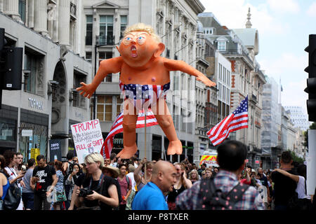 Londres, Royaume-Uni - 13 juillet 2018 : une effigie du président américain Donald Trump est aider jusqu'par des manifestants impliqués dans un anti-Trump mars dans le centre de Londres, au cours de sa visite au Royaume-Uni. Credit : Dominic Dudley/Alamy Live News Banque D'Images