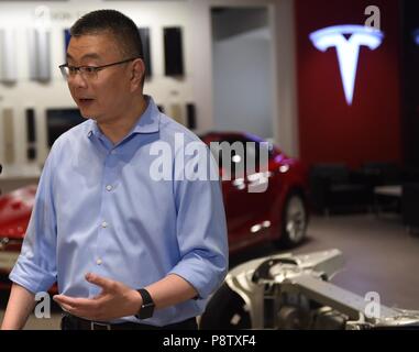 (180713) -- BEIJING, 13 juillet 2018 (Xinhua) -- Ren Yuxiang, vice-président et directeur de l'Asia Pacific de Tesla, les pourparlers durant une entrevue en Tesla's succursale à Beijing, capitale de la Chine, le 12 juillet 2018. Tesla permettra d'approfondir ses activités d'innovation et d'élargir les zones d'affaires en Chine, selon le U.S. carmaker's Beijing branch. Créé en octobre, Tesla's premier outre-mer Recherche et développement Innovation Centre, basé à Pékin, mettra l'accent sur des domaines tels que le développement de logiciels et de matériel, de localisation, de la Chine et de l'Asie-Pacifique, l'analyse des données des véhicules intelligents et connectés (ICV), comme w Banque D'Images