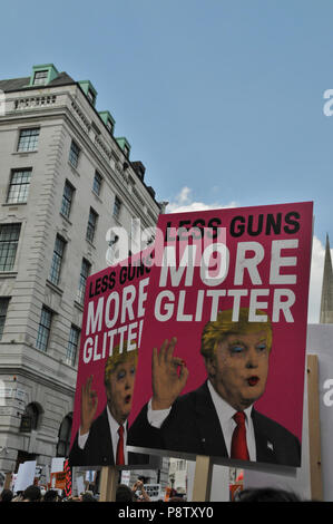 Londres, Royaume-Uni. 13 juillet 2018. Anti-Trump assemble de protestation dans le centre de Londres, à l'avant d'un mars à Londres, Trafalgar Square Crédit : Dario Earl/Alamy Live News Banque D'Images