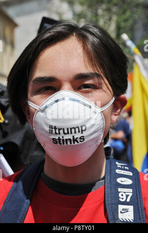 Londres, Royaume-Uni. 13 juillet 2018. Un manifestant porte un masque de visage, au London's protester contre le Royaume-Uni Visite du président américain, Donald Trump. Credit : Dario Earl/Alamy Live News Banque D'Images