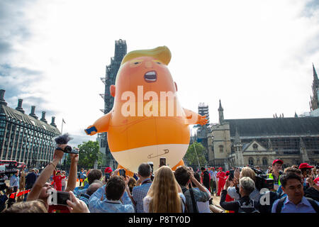 Londres/Royaume-Uni - Juillet 13, 2018 : la visite de Donald Trump à l'Angleterre est remplie avec les manifestations et un dirigeable survolant Londres's Place du Parlement. Big Ben enveloppé d'échafaudages sert de toile de fond à l'Atout en colère 'Baby' Banque D'Images