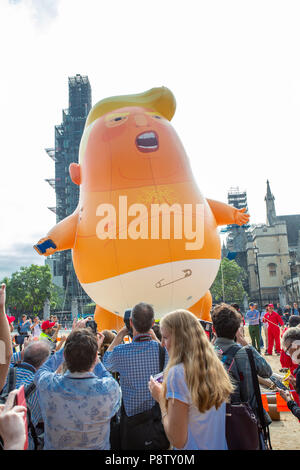 Londres/Royaume-Uni - Juillet 13, 2018 : la visite de Donald Trump à l'Angleterre est remplie avec les manifestations et un dirigeable survolant Londres's Place du Parlement. Big Ben enveloppé d'échafaudages sert de toile de fond à l'Atout en colère 'Baby' Banque D'Images