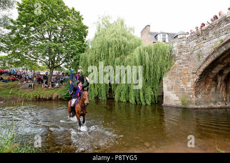 JEDBURGH, ÉCOSSE - 13 juillet : Jethart Callant's Festival - Festival jour Jethart Callant 2018 Nick Arnold (72e Jethart Callant) gués la Jed l'eau pendant la Jethart Callant's Festival, un festival annuel, une partie de la saison de conduite commune des Scottish Borders. Jour de Festival le 13 juillet 2018 à Jedburgh. Plus de 200 coureurs ont suivi les callant sur le matin Rideout. (Photo de Rob Gray / Offres) Banque D'Images