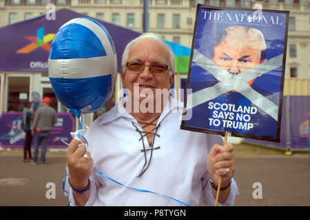 Glasgow, Scotland, UK 13 juillet.L'atout de Donald protestation mondiale charge dans George Square, la Civic et le centre administratif de l'city.Organized par l'Ecosse contre Trump il était prévu d'attirer 5000 partisans. Gérard Ferry/Alamy news Banque D'Images