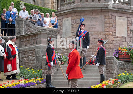 JEDBURGH, ÉCOSSE - 13 juillet : Jethart Callant's Festival - Festival jour Jethart Callant 2018 Nick Arnold (72e Jethart Callant) qui a déposé une couronne au monument commémoratif de guerre le long avec la main gauche homme Gary Hogg et bras droit Brodie Irvine, regardé sur par le grand et a rassemblé les foules, un festival annuel, une partie de la saison de conduite commune des Scottish Borders. Jour de Festival le 13 juillet 2018 à Jedburgh. (Photo de Rob Gray / Offres) Banque D'Images