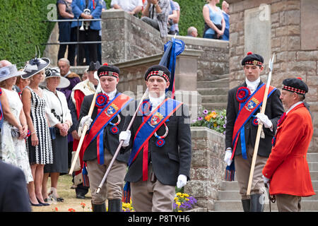 JEDBURGH, ÉCOSSE - 13 juillet : Jethart Callant's Festival - Festival jour Jethart Callant 2018 Nick Arnold (72e Jethart Callant) qui a déposé une couronne au monument commémoratif de guerre le long avec la main gauche homme Gary Hogg et bras droit Brodie Irvine, regardé sur par le grand et a rassemblé les foules, un festival annuel, une partie de la saison de conduite commune des Scottish Borders. Jour de Festival le 13 juillet 2018 à Jedburgh. (Photo de Rob Gray / Offres) Banque D'Images