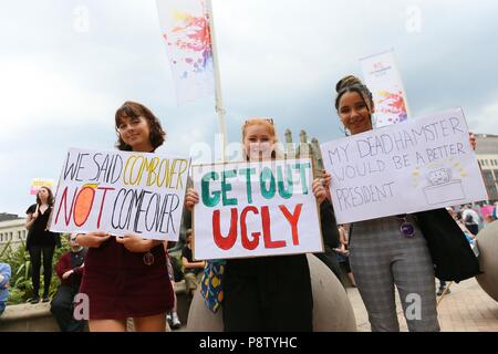 Birmingham, UK. Le 13 juillet, 2018. Les manifestants d'atout à Victoria Square, Birmingham. Peter Lopeman/Alamy Live News Banque D'Images