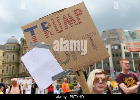 Birmingham, UK. Le 13 juillet, 2018. Les manifestants d'atout à Victoria Square, Birmingham. Peter Lopeman/Alamy Live News Banque D'Images