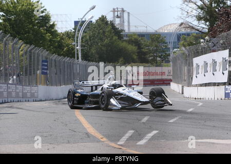 Toronto, Canada. 13 juillet 2018. Le drapeau vert n'est pas que la pratique est en cours à l'Honda Indy festivités à Toronto (Ontario) Canada. Réchauffer les pilotes dans les rues de Toronto se préparer pour les qualifications de demain et la course le dimanche 14 juillet. Simon Pagenaud (22) passe en tour 5 au cours de la pratique avec une roue en place. Luc Durda/Alamy Live News Banque D'Images