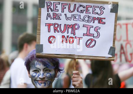 Birmingham, UK. Le 13 juillet, 2018. Les manifestants d'atout à Victoria Square, Birmingham. Peter Lopeman/Alamy Live News Banque D'Images