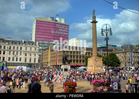 Glasgow, Scotland, UK 13 juillet.L'atout de Donald protestation mondiale charge dans George Square, la Civic et le centre administratif de l'city.Organized par l'Ecosse contre Trump il était prévu d'attirer 5000 partisans. Gérard Ferry/Alamy news Banque D'Images