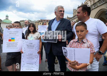 Cracovie, Pologne. Le 13 juillet, 2018. Vu les gens tenant des affiches pendant la manifestation.protestation exigeant la libération du cinéaste et écrivain ukrainien, Oleg Sentsov à la place principale de Cracovie qui a été condamné à 20 ans pour complot en vue de commettre des actes de terreur. Credit : Omar Marques/SOPA Images/ZUMA/Alamy Fil Live News Banque D'Images