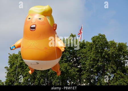 Londres, Royaume-Uni - 13 juillet 2018 : Un ballon se moquant de l'atout de Donald vole en face d'un Union Jack flag à Parliament Square, Londres. Banque D'Images