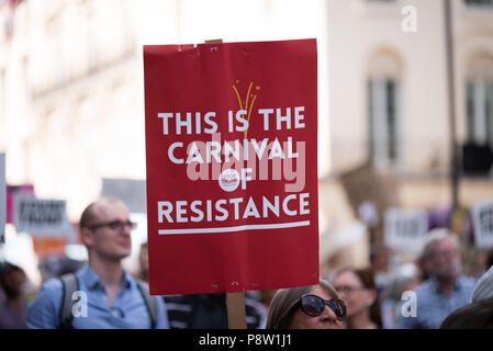 Des dizaines de milliers de personnes ont manifesté et protesté contre le Trump visite au Royaume-Uni. La marche a commencé dans la rue Regent et terminé à Trafalgar Square. Banque D'Images