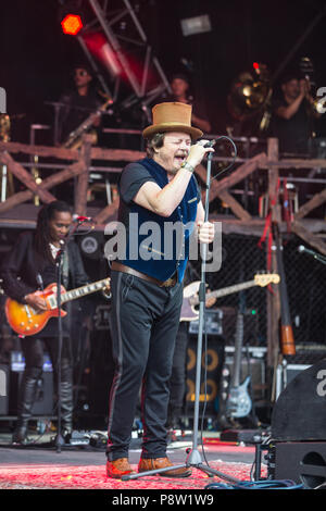 Great Tew, Oxfordshire, UK. 13 juillet 2018. Zucchero et son groupe, il se produit au Festival 2018 Cornbury, Chadlington, Oxfordshire Crédit : John Lambeth/Alamy Live News Banque D'Images