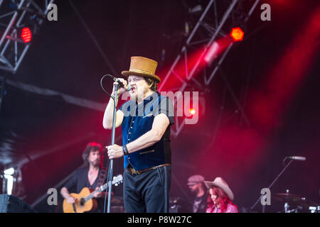 Great Tew, Oxfordshire, UK. 13 juillet 2018. Zucchero et son groupe, il se produit au Festival 2018 Cornbury, Chadlington, Oxfordshire Crédit : John Lambeth/Alamy Live News Banque D'Images