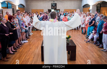 L'Allemagne, Hambourg. Le 13 juillet, 2018. Le pasteur Matthias Liberman parle pendant la première musique Hit culte à l'Église Epiphanien au début de la "chlagermove'. Quelque 100 amateurs de musique ont participé à l'adoration "un festival d'amour'. Crédit : Daniel Bockwoldt/dpa/Alamy Live News Banque D'Images