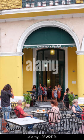 Cuba, La Havane. 23 Juin, 2018. Un groupe effectue à l'intérieur d'un restaurant de la Plaza Vieja. La Havane a conservé la plus grande ville coloniale historique de l'Amérique latine. La ville célébrera son 500e anniversaire de fondation en 2019. Credit : Jens Kalaene Zentralbild-/dpa/dpa/Alamy Live News Banque D'Images