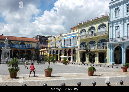 Cuba, La Havane. 23 Juin, 2018. Des bâtiments restaurés à la Plaza Vieja. La Havane a conservé la plus grande ville coloniale historique de l'Amérique latine. La ville célébrera son 500e anniversaire de fondation en 2019. Credit : Jens Kalaene Zentralbild-/dpa/dpa/Alamy Live News Banque D'Images