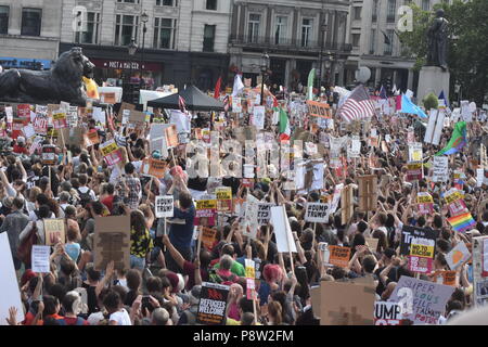 Le bien-aimé de Londres, chef du parti travailliste Jeremy Corbyn prend dans les rues de Londres à pied avec très peu de sécurité qu'il fait son chemin vers Leicester Square, où il a prononcé un discours devant des milliers de gens qui avaient abattu sur Londres aujourd'hui pour protester contre la visite du président américain Donald Trump. Corbyn a été accueilli avec des sourires et des applaudissements qu'il a une fois de plus littéralement côtoyé les gens de Londres comme il a fait son chemin alors que la foule chantait son nom à plusieurs reprises le long de la rue du Parlement vers le passé Whitehall manifestants Trump Banque D'Images