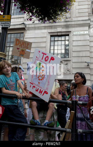 London, UK : Des manifestants contre la visite du président américain Donald Trump au Royaume-Uni, se rassembler à Trafalgar Square après une marche à travers le centre de Londres, le 13 juillet 2018, à Londres, en Angleterre. Photo de Richard Baker / Alamy Live News Banque D'Images