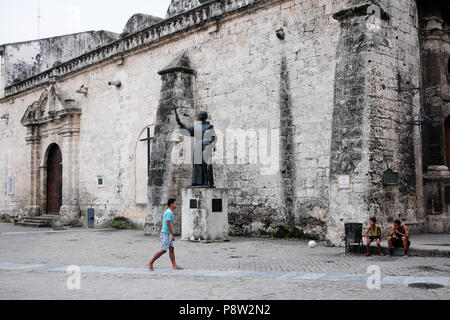 Cuba, La Havane. 23 Juin, 2018. La basilique Menor de San Francisco de Asisi à la Plaza de San Francisco. La Havane a conservé la plus grande ville intérieure historique colonial de l'Amérique latine. La ville célébrera son 500e anniversaire de fondation en 2019. Credit : Jens Kalaene Zentralbild-/dpa/dpa/Alamy Live News Banque D'Images