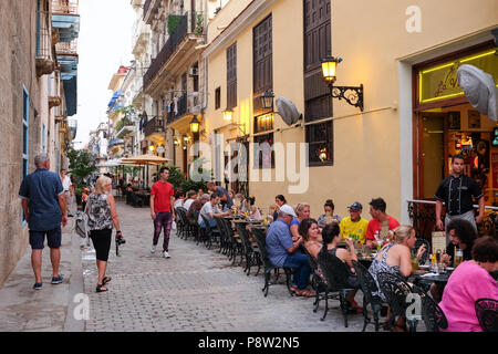 Cuba, La Havane. 23 Juin, 2018. Vous pourrez vous asseoir à l'extérieur du restaurant La Vitrola au Plaza Vieja. La Havane a conservé la plus grande ville intérieure historique colonial de l'Amérique latine. La ville célébrera son 500e anniversaire de fondation en 2019. Credit : Jens Kalaene Zentralbild-/dpa/dpa/Alamy Live News Banque D'Images