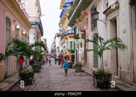 Cuba, La Havane. 23 Juin, 2018. Une voie historique conduit à la Plaza Vieja. La Havane a conservé la plus grande ville intérieure historique colonial de l'Amérique latine. La ville célébrera son 500e anniversaire de fondation en 2019. Credit : Jens Kalaene Zentralbild-/dpa/dpa/Alamy Live News Banque D'Images