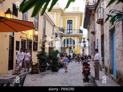 Cuba, La Havane. 23 Juin, 2018. Une allée mène à la Plaza Vieja. La Havane a conservé la plus grande ville intérieure historique colonial de l'Amérique latine. La ville célébrera son 500e anniversaire de fondation en 2019. Credit : Jens Kalaene Zentralbild-/dpa/dpa/Alamy Live News Banque D'Images