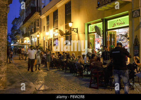 Cuba, La Havane. 23 Juin, 2018. Vous pourrez vous asseoir à l'extérieur du restaurant La Vitrola au Plaza Vieja. La Havane a conservé la plus grande ville intérieure historique colonial de l'Amérique latine. La ville célébrera son 500e anniversaire de fondation en 2019. Credit : Jens Kalaene Zentralbild-/dpa/dpa/Alamy Live News Banque D'Images