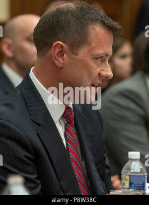 Sous-directeur adjoint du FBI Peter Strzok témoigne lors d'une audition conjointe de la United States House Committee on l'appareil judiciaire qu'à la Chambre de surveillance et la réforme du gouvernement sur "la surveillance des actions de la justice et du FBI entourant l' élection de 2016 sur la colline du Capitole à Washington, DC le jeudi 12 juillet, 2018. Credit : Ron Sachs / CNP (restriction : NO New York ou le New Jersey Journaux ou journaux dans un rayon de 75 km de la ville de New York) dans le monde entier d'utilisation | Banque D'Images