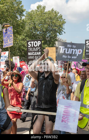 Londres, Royaume-Uni, 13 juillet 2018. Whitehall, Londres, Royaume-Uni ; 13 juillet 2018 ; protestation contre la visite du président américain à l'Atout UK Crédit : Ian Stewart/Alamy Live News Banque D'Images