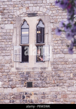 Un soldat hors service observe les foules en dessous d'une tourelle à Windsor Castle, Windsor, Berkshire, Royaume-Uni Bridget Catterall Alay Live News Royaume-Uni Banque D'Images