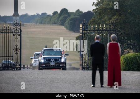 Londres, Royaume-Uni, 13 juillet 2018. Le Premier ministre britannique Theresa May et Philip peut attendre l'arrivée de président américain Donald Trump et la Première Dame Melania Trump pour le dîner officiel à Blenheim Palace le 12 juillet 2018, dans l'Oxfordshire, Angleterre. Credit : Planetpix/Alamy Live News Banque D'Images