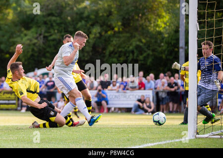 Taff's Well, Pays de Galles, Royaume-Uni. 13 juillet 2018. Rhys Healey marque son premier but de la partie lors de la pré-saison match amical entre Taff's Well FC de la ligue galloise Cardiff City et une Division de la Premier League à l'r * Plusieurs autres calvaires parsèment Ddar stadium, Taff's Well, Pays de Galles, Royaume-Uni. Credit : Mark Hawkins/Alamy Live News Banque D'Images