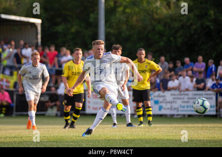 Taff's Well, Pays de Galles, Royaume-Uni. 13 juillet 2018. Rhys Healey voit sa mort sauvé lors de la pré-saison match amical entre Taff's Well FC de la ligue galloise Cardiff City et une Division de la Premier League à l'r * Plusieurs autres calvaires parsèment Ddar stadium, Taff's Well, Pays de Galles, Royaume-Uni. Credit : Mark Hawkins/Alamy Live News Banque D'Images