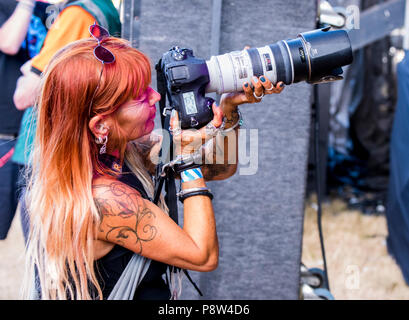 Femme photographe, photographiant l'Obélisque Étape à Latitude Festival, Henham Park, Suffolk, Angleterre, 13 juillet 2018. Banque D'Images