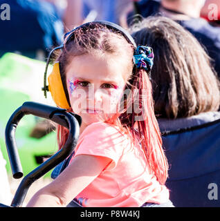 Portrait de jeune fille avec visage peint, le port d'oreilles, profitant de l'atmosphère, à l'Obélisque Étape à Latitude Festival, Henham Park, Suffolk, Angleterre, 13 juillet 2018. Banque D'Images