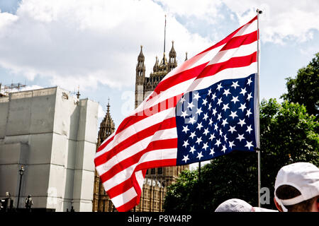 London, UK, 2uillet 2018. Un drapeau américain est vu flotter la tête en bas en face du parlement britannique. En protestation contre les partisans anti-Trump Donald Trump à l'occasion de sa visite au Royaume-Uni qui a eu lieu au centre de Londres. Credit : SOPA/Alamy Images Limited Live News Banque D'Images