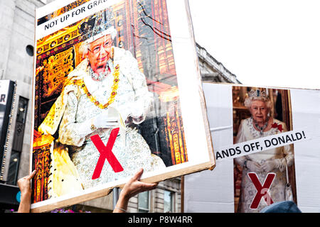 London, UK, 2uillet 2018. Deux anti-Trump pancartes montrant la Reine. En protestation contre les partisans anti-Trump Donald Trump à l'occasion de sa visite au Royaume-Uni qui a eu lieu au centre de Londres. Credit : SOPA/Alamy Images Limited Live News Banque D'Images