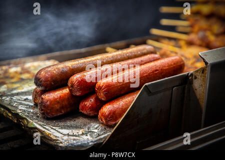 Les saucisses et les brochettes sur le grill à un stand de nourriture dans la ville de New York. Banque D'Images