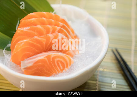 Tranche de saumon cru ou Sashimi au saumon dans le style japonais de servir sur glace dans un bol. Banque D'Images