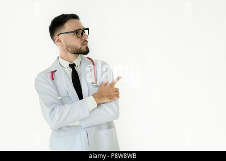 Médecin senior man, professionnels de la santé, en pointant à l'écart avec le doigt sur le côté isolé avec arrière-plan. Banque D'Images