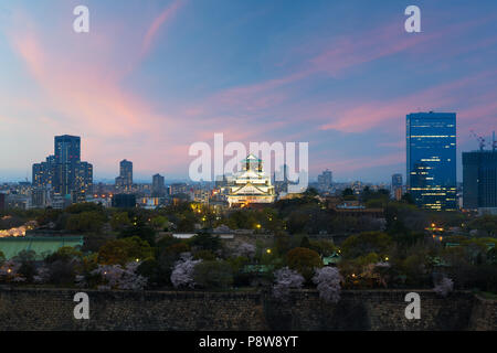 Le Japon cityscape at Dusk. Paysage de Osaka business construction autour du château d'Osaka. Bâtiment moderne dans le quartier des affaires au crépuscule au Japon. Banque D'Images