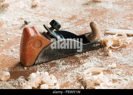 Vieux outils menuiserie traditionnelle de copeaux. D'un marteau et d'un avion de la rasette. Banque D'Images