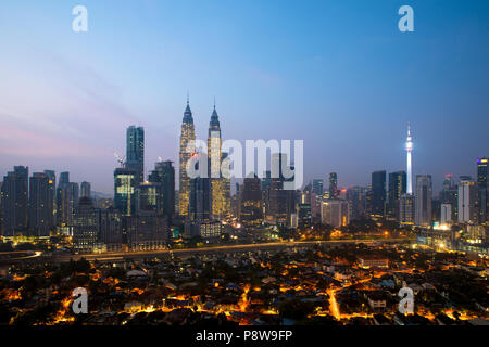 La ville de Kuala Lumpur. Vue panoramique sur les toits de la ville de Kuala Lumpur au lever du soleil, la vue des gratte-ciel et Tours Petronas en Malaisie. Banque D'Images