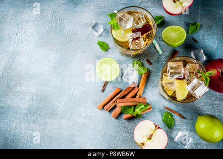 La cannelle épicée ou la Limonade Thé glacé apple cocktail, un rafraîchissement d'été, sur fond bleu copy space Banque D'Images