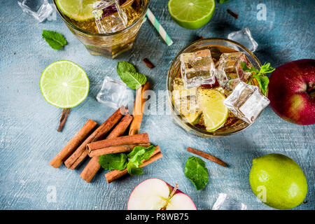 La cannelle épicée ou la Limonade Thé glacé apple cocktail, un rafraîchissement d'été, sur fond bleu copy space Banque D'Images